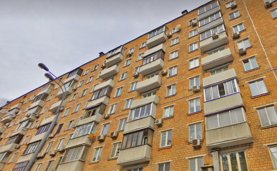 Резня в доме на Нижней Масловке Мужик утром 1 сентября пришел к своей бывшей и стал сначала громко спорить а потом активно махать ножом Он убил экс жену ранил ее нового мужа попытался убить себя но в итоге мужчин спасли и отправили лечиться Встретятся в суде один как потерпевший другой как обвиняемый На месте работают следователи ГСУ СК по Москве