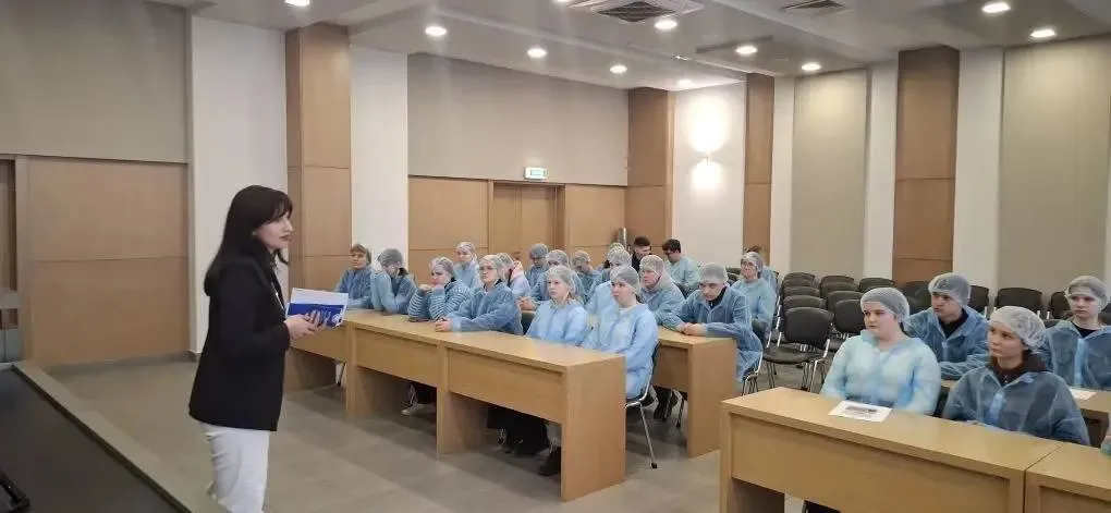 Акция Неделя без турникетов на Заводе Искра набирает обороты  В АО НПП Завод Искра Концерна ВКО Алмаз Антей продолжается весенний этап Всероссийской акции Неделя без турникетов привлекая всё больше молодых людей заинтересованных в инженерных и технических профессиях За первую половину месяца завод посетили более 200 школьников студентов и преподавателей из различных учебных заведений города и области Все гости прошли по производственным цехам предприятия где специалисты завода подробно рассказали о современном оборудовании используемых материалах и технологических процессах представили образцы выпускаемой продукции Кроме того участники мероприятия посетили заводской музей узнали многолетнюю историю завода и смогли оценить вклад в развитие оборонной промышленности региона и страны Важно чтобы молодежь могла увидеть современные технологии в действии познакомиться с перспективами работы в промышленности и осознанно выбрать свой профессиональный путь Подобные акции предоставляют уникальный шанс прикоснуться к миру микроэлектроники и понять как устроено современное производство прокомментировали на предприятии Неделя без турникетов является важным инструментом профориентации и способствует формированию кадрового резерва для предприятия Такие мероприятия помогают привлечь талантливых и перспективных специалистов готовых внести свой вклад в развитие отечественной промышленности заводискра неделябезтурникетов СоюзМаш профориентация