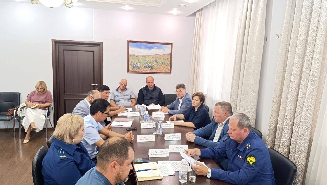 Работники на строительстве Третьего моста в Улан Удэ снова пожаловались на невыплату зарплат В Улан Удэ работники ОАО Хотьковский автомост занятые на строительстве Третьего моста через реку Уду обратились с жалобой на систематические задержки заработной платы Прием сотрудников провел лично заместитель прокурора Республики Бурятия Дмитрий Токарев В мероприятии приняли участие представители прокуратуры Московской области генеральный директор ОАО Хотьковский автомост а также сотрудники министерств внутренних дел транспорта энергетики и дорожного хозяйства Бурятии Государственной инспекции труда и управления Федерального казначейства по республике На приеме работники сообщили о систематических нарушениях трудовых прав включая невыплату заработной платы Подробности в Номер один Сообщить нам свою новость можно по кнопке Письмо в редакцию
