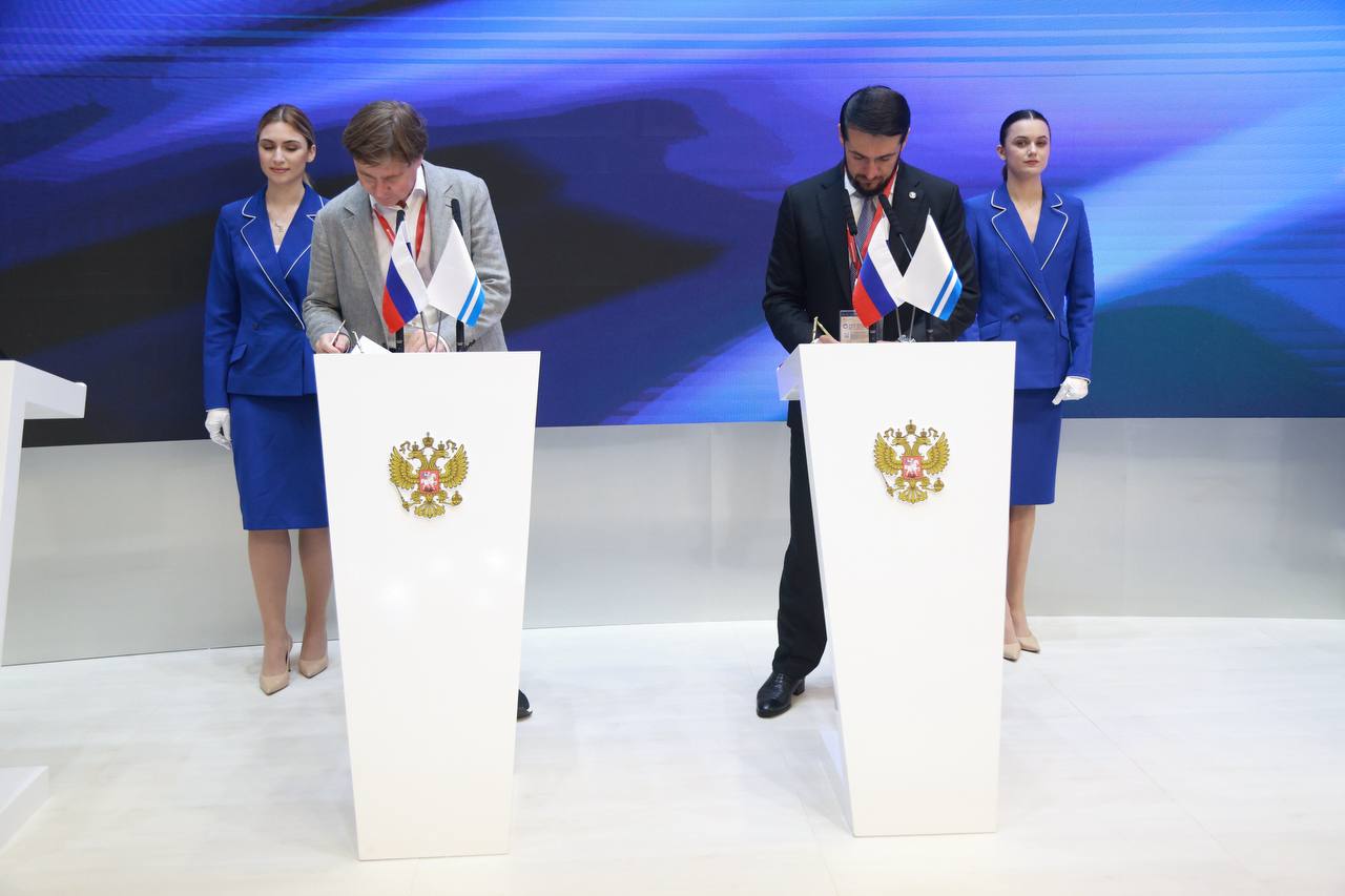 ПМЭФ: "Брусника" построит курортный город на Алтае Председатель совета директоров компании Алексей Круковский совместно c и. о. председателя правительства республики Алтай Александром Прокопьевым договорились о строительстве туристско-рекреационного кластера "Жемчужина Алтая". Что известно о проекте: • Курорт расположится в Майминском районе республики. • Площадь территории — 200 га. • Там возведут небольшой город с туристической, жилой, коммерческой, общественно-деловой и рекреационной инфраструктурой. Также в проект заложены образовательный кластер и культурный центр. • “Брусника” построит в "Жемчужине Алтая" 150 тыс. кв. м жилья, общественные пространства и многофункциональные коммерческие помещения. Компания инвестирует в экономику региона более 20 млрд руб. В проекте участвуют еще несколько инвесторов. ™ Домострой