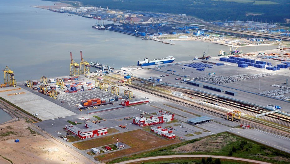 Китай завлекают в новые СПГ проекты Правительство отправило на ратификацию в Госдуму протокол о сотрудничестве с Китаем по реализации проекта Ямал СПГ и других неназванных производств сжиженного природного газа Компании из КНР в целом и так активно представлены в российских СПГ проектах CNPC и CNOOC держат по 10 в Арктик СПГ 2 НОВАТЭКа CNPC и Фонд Шелкового пути 29 9 в Ямал СПГ Теперь же судя по предыдущим заявлениям речь идёт про участие в ГПЗ в Усть Луге первая очередь которого должна запуститься уже в этом году Сам комплекс строят Газпром и Русхимальянс совместное предприятие всё того же Газпрома и Русгаздобычи Заявленная мощность переработки 45 млрд кубометров газа Готовое производство по планам будет выдавать порядка 13 1 млн тонн СПГ этановые и пентан гексановую фракции а также СУГ Но пока строительство завершено только наполовину на конец прошлого года статус готовности не превышал 46 Нефтебаза