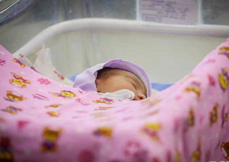 793 малыша родились в Якутии в ноябре 2025 года В Якутии в ноябре этого года родились 793 малыша из них 391 мальчик и 402 девочки В Управлении ЗАГС рассказали какими популярными и редкими именами нарекли их родители В ноябре мальчиков чаще называли именами Айтал Александр Артём Дархан Дьулуур Лев Максим Эрсан В списке необычных Аристарх Драгон Севастьян Платон Пелей Максимилиан Климент У девочек популярны имена Аделина Айлина Амелия Мичийэ Сияна София Аврора Среди редких Аливия Ая Виталина Дарина Карина Станислава Эбигейл В целом за 11 месяцев в республике родились 9514 малышей из них мальчиков 4846 девочек 4668 Якутия по уровню рождаемости занимает первое место среди регионов Дальнего Востока и десятое среди регионов России По естественному приросту республика занимает восьмое место в стране Эти показатели достигнуты благодаря государственной социальной политике направленной на поддержку семей с детьми Президент России Владимир Путин уделяет большое внимание вопросам поддержки семьи материнства и детства В 2025 году в стране запущен новый национальный проект Семья в центре внимания которого благополучие и качество жизни семей России единаяроссия сахасирэ ольгабалабкина мыработаем якутия арктика экология арктическаяякутия Подписывайтесь на канал   t me balabkinaov