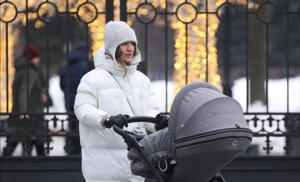 В России предложили предоставлять многодетным родителям дополнительный оплачиваемый ежегодный отпуск продолжительностью 14 календарных дней С таким заявлением выступил лидер фракции Справедливая Россия Сергей Миронов Законопроект предусматривающий это изменение уже внесён и может быть рассмотрен Госдумой в весеннюю сессию Многодетные работники так или иначе несут повышенную нагрузку у них должно быть право чуть дольше отдыхать Справедливая Россия предлагает на 14 календарных дней увеличить ежегодный оплачиваемый отпуск для многодетных родителей отметил Миронов Предлагается чтобы такой отпуск предоставлялся родителям трёх и более детей до достижения старшим ребёнком 18 лет Многодетные родители смогут воспользоваться им в удобное для них время как полностью так и разделив на части Артём Геодакян ТАСС Подписаться на ДП в Telegram MAX