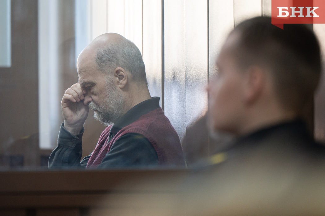 Писатель-иноагент Александр Скобов лишен свободы на 16 лет В апреле 2024 года историка, диссидента и иноагента Александра Скобова этапировали в Сыктывкар. Его дело по видеосвязи рассматривал 1-й Западный окружной военный суд. Уголовное дело возбуждено и расследовано УФСБ России по Коми. Решением Апелляционного военного суда оставлен без изменений и вступил в законную силу приговор 1-го Западного окружного военного суда в отношении жителя Санкт-Петербурга Александра Скобова, признанного виновным в публичных призывах к осуществлению террористической деятельности в сети «Интернет» часть 2 статьи 205.2 УК и участии в террористическом сообществе часть 2 статьи 205.4 УК . Первые три года срока осужденный проведет в тюрьме, затем отправится в исправительную колонию строгого режима. Александр Скобов признан иностранным агентом Минюстом РФ, внесен в реестр террористов и экстремистов Росфинмониторинга.