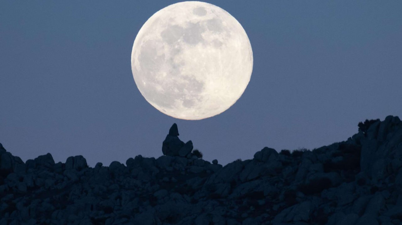 Первое суперлуние этого года произойдёт уже завтра Его называют волчьим Наблюдать полнолуние можно будет с 16 часов Подписаться Прислать новость