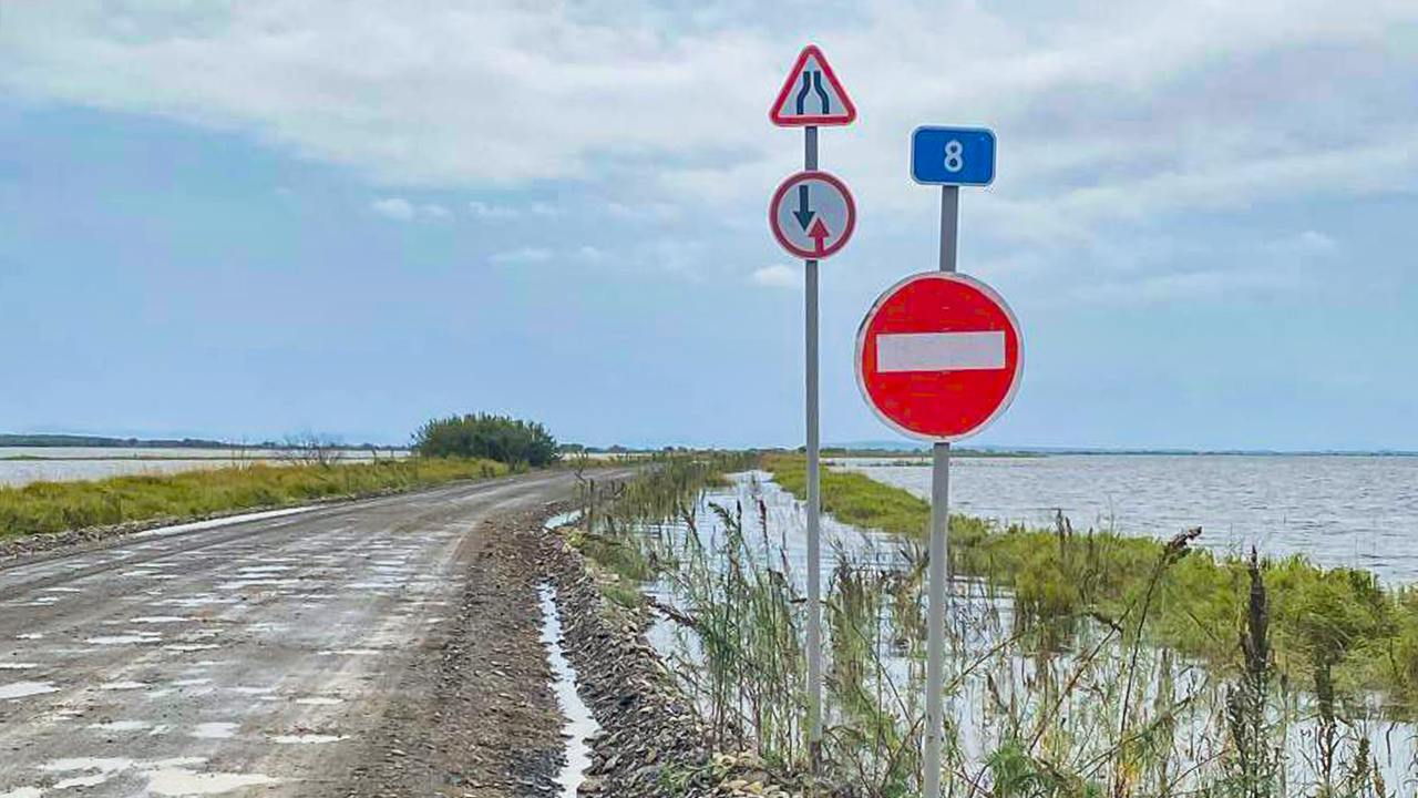 Из-за подъёма воды закрыта дорога Амурск — Омми  В связи с подъёмом уровня воды в реке Амур закрыто движение всех видов транспорта по автомобильной дороге Амурск — село Омми, поскольку на неё вышла вода. Восстановят движение после снижения уровня воды.