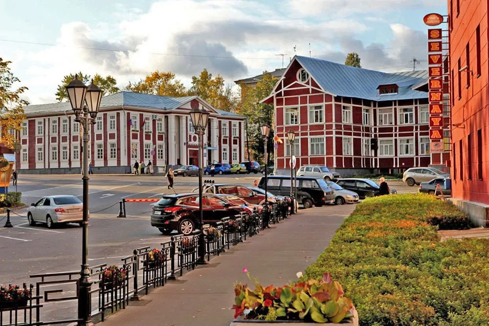 Из Мурманска запустят прямые авиарейсы в Петрозаводск С 3 июня авиакомпания ЮВТ АЭРО откроет регулярное прямое авиасообщение между Мурманском и Петрозаводском Самолеты будут вылетать из Петрозаводска в 11 40 и прибывать в Мурманск в 13 10 Обратный рейс из Мурманска запланирован на 14 00 с прибытием в Петрозаводск в 15 25 Стоимость билетов начинается от 4793 рублей в одну сторону Новый маршрут должен упростить поездки между регионами и сделать транспортное сообщение более удобным Подписаться Прислать новость