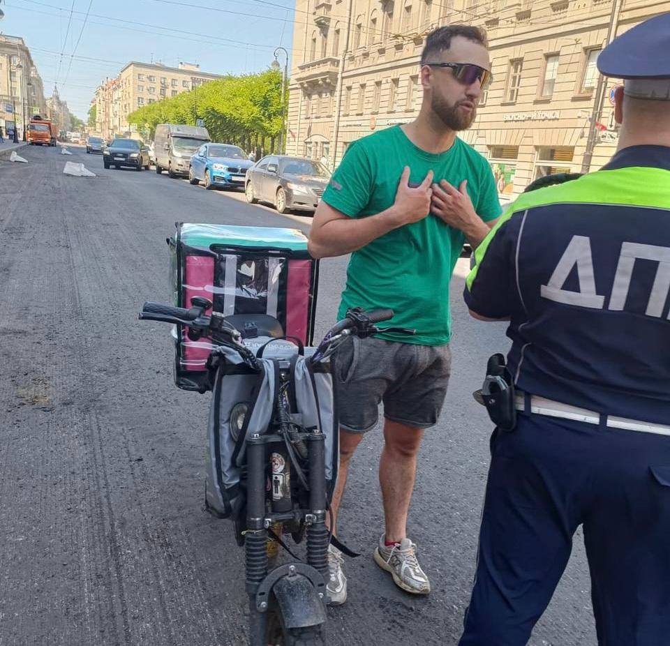 В центре Петербурга прошёл рейд по проверке курьеров — искали нарушителей новых правил, вступивших в силу с 15 июля, сообщили в Комитете по законности. Теперь курьеры должны носить идентификационные номера на одежде, сумке и транспорте, быть опрятными и в тёмное время суток — со светоотражателями. За день составили 30 протоколов. Штраф — 4 тысячи рублей. пресс-служба Комитета по законности и правопорядку – жми тут / Прислать новость #спб #питер #петербург