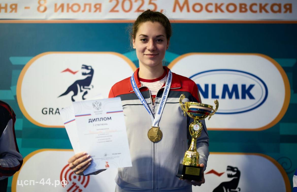 ВДОХНОВЕНИЕ И СПОКОЙСТВИЕ: КОСТРОМИЧКА ДАРЬЯ ВАСИЛЬЕВА ПОДЕЛИЛАСЬ СЕКРЕТАМИ ПОБЕДЫ НА ЧЕМПИОНАТЕ РОССИИ ПО ПУЛЕВОЙ СТРЕЛЬБЕ  В июле в спортивно-стрелковом комплексе «Лисья Нора» прошли Чемпионат России и Кубок России пулевой стрельбе.  Костромскую область представляла Дарья Васильева. Девушка завоевала золотую медаль в Чемпионате России.