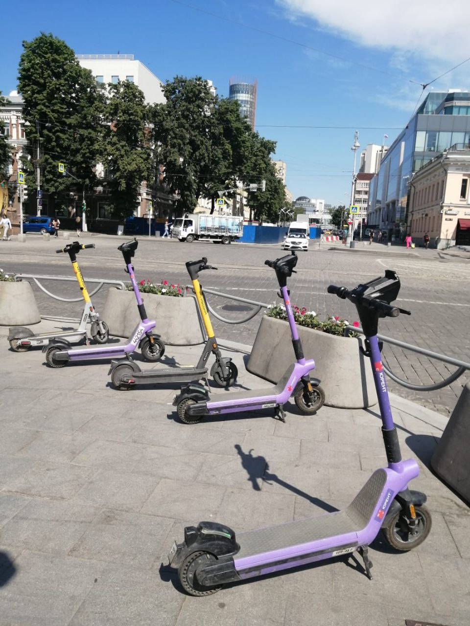 Кикшеринг МТС Юрент сокращает парк самокатов на улицах Екатеринбурга Такое заявление сделала пресс служба компании Объясняют это тем что хотят ограничить соблазн хулиганить количество катающихся на своих гаджетах перед началом учебного года Одобряем или чувствуем лукавство