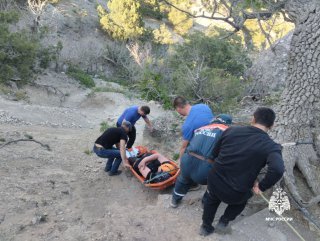 Женщину спасли в горах Нового Света В районе горы Караул-Оба женщине стало плохо, и она не смогла самостоятельно спуститься с маршрута, сообщили в ГУ МЧС России по Крыму. Спасатели оперативно нашли пострадавшую, эвакуировали и передали врачам. : ГУ МЧС РФ по РК ВЕСТИ КРЫМ