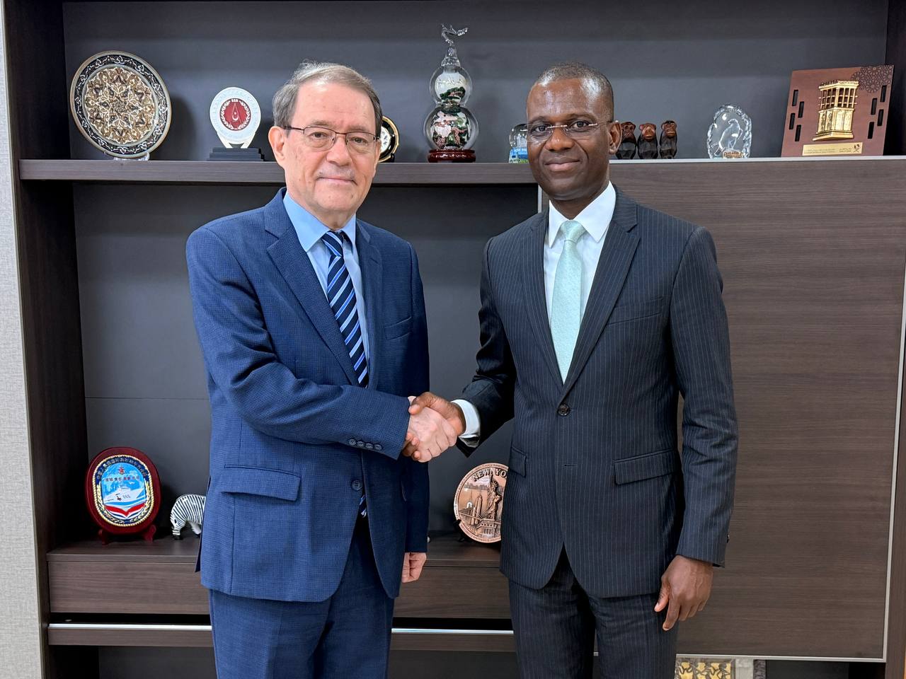 10 ноября с г Посол России в Котону И Д Евдокимов провел встречу с Генеральным секретарем в ранге замминистра МИД Бенина Ф А Афуку В ходе встречи состоялся обстоятельный обмен мнениями по актуальным аспектам двусторонней повестки дня с прицелом на предстоящее участие Бенинской стороны во второй Министерской конференции Форума партнерства Россия Африка Каир 18 19 ноября 2025 г Обсуждались также вопросы взаимодействия в ООН и ее специализированных учреждениях РоссияАфрика РоссияБенин