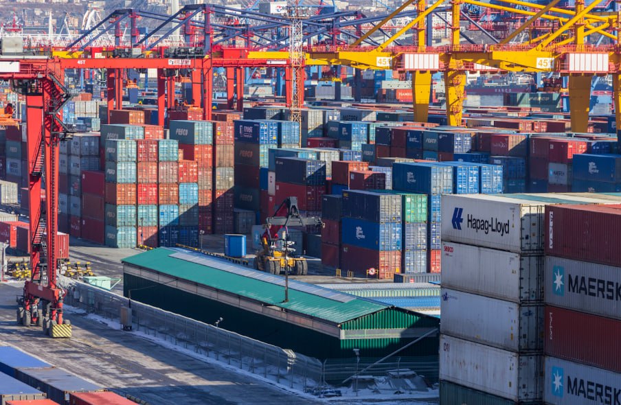 Несырьевой экспорт главный драйвер российско китайской торговли Несырьевой неэнергетический экспорт становится главным драйвером двусторонней торговли России и Китая заявил министр экономического развития РФ Максим Решетников По итогам января августа 2025 года экспорт металлургической продукции из России в Китай увеличился на 42 химической продукции на 24 продовольствия на 11 Основной прирост товарооборота ожидается в сегменте несырьевых неэнергетических товаров поставки которых из России в Китай будут расти вдвое быстрее чем экспорт в целом Торгово экономическое сотрудничество России и Китая продолжит искать новые точки роста взаимного товарооборота прежде всего за счет доступа новых российских товаров на китайский рынок В портфеле межправительственной российско китайской комиссии по инвестиционному сотрудничеству находится свыше 80 проектов на общую сумму более 200 миллиардов долларов Перспективы сотрудничества связаны с запуском совместных проектов в сфере высокотехнологичного производства сельского хозяйства логистики и освоения Арктики