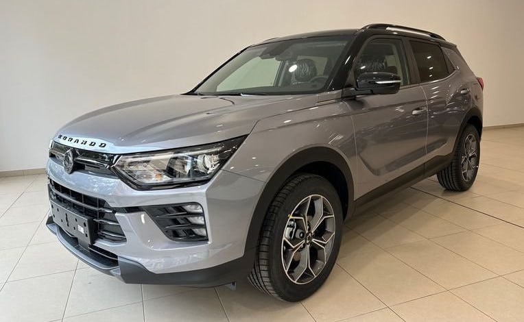 Названы характеристики кроссовера SsangYong Korando для России   Компания SsangYong сменившая название на KG Mobility  KGM  вернется в Россию — эксклюзивным дистрибьютором станет компания «РЭКС Моторс», которая рассказала о спецификации кроссовера Korando.   Компактный кроссовер  4450 x 1870 x 1620 мм  оснащен турбодвигателем объёмом 1.5 литра  163 л.с., 280 Нм  и 6-ступенчатым «автоматом» Aisin.   KGM Korando предложат в пяти цветах и трех комплектациях: City  передний привод , Dream  передний или полный  и Icon  полный привод .  В оснащение войдет двухзонный климат-контроль, русифицированная мультимедиа с 8-дюймовым экраном, 6 подушек безопасности, адаптивный круиз-контроль и набор электронных систем безопасности.  Продажи начнутся в 2025 году, предварительная стоимость 3,9 млн рублей. Гарантия составит 5 лет или 100 000 км пробега.