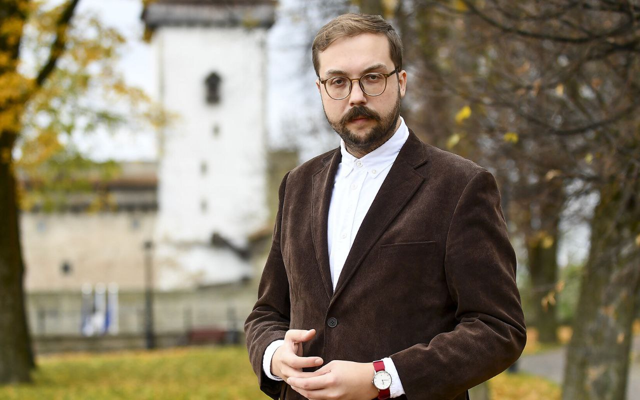 В Дни охраны старины Нарвский музей приглашает на необычную экскурсию по замку Хранитель археологической коллекции Ярославна Назарова расскажет о скрытой истории Западного двора и дома конвента покажет как по камням и стенам читаются следы прошлого и поделится новыми открытиями исследователей Завершением станет посещение помещений обычно закрытых для публики На Международном театральном фестивале Свободы прошедшем в Нарве этим летом состоялась премьера документального спектакля Внутренний климат Это постановка о заводе Балтиец он же Почтовый ящик 2 Это военное производство было настолько секретным что его нельзя было найти на картах и сами работники не всегда знали для каких целей производят те или иные детали Спектакль исследует как Балтиец повлиял на развитие города и какой след закрытая среда оставила на его жителях 15 сентября спектакль в последний раз покажут в Нарве Подробности из Нарвы Ведущий Михаил Комашко