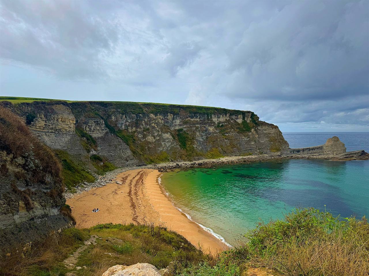 34 652 фотографий столько кадров хранится в галерее моего телефона Абсолютное большинство из них бесполезный архив но иногда удаются кадры которыми хочется поделиться Например вот этим кусочком берега в Кантабрии север Испании Бискайский залив ездили туда с семьей на каникулы Для всех кто хочет научиться снимать продуманные кадры и виртуознее пользоваться камерой смартфона завтра запускается специальный курс по мобильной фотографии от Papers На курсе помогут Замечать сюжеты даже в привычных местах Снимать людей без страха и неловкости Выстраивать выразительную композицию Рассказывать истории через фото А на тарифе С Сергеем можно получить фидбек на свои работы от лауреата Пулитцеровской премии и фотожурналиста The New York Times Сергея Пономарёва В разработке курса принимала участие команда независимого петербургского медиа Бумага Курс продлится четыре недели материалы будут появляться прямо в телеграм канале а в чате всегда можно будет задать вопрос куратору и пообщаться с другими участниками Материалы останутся у вас навсегда если не успеете пройти до Нового года можно отложить на каникулы А по промокоду VDUD будет скидка 10 на все тарифы до 21 ноября Регистрируемся интеграция