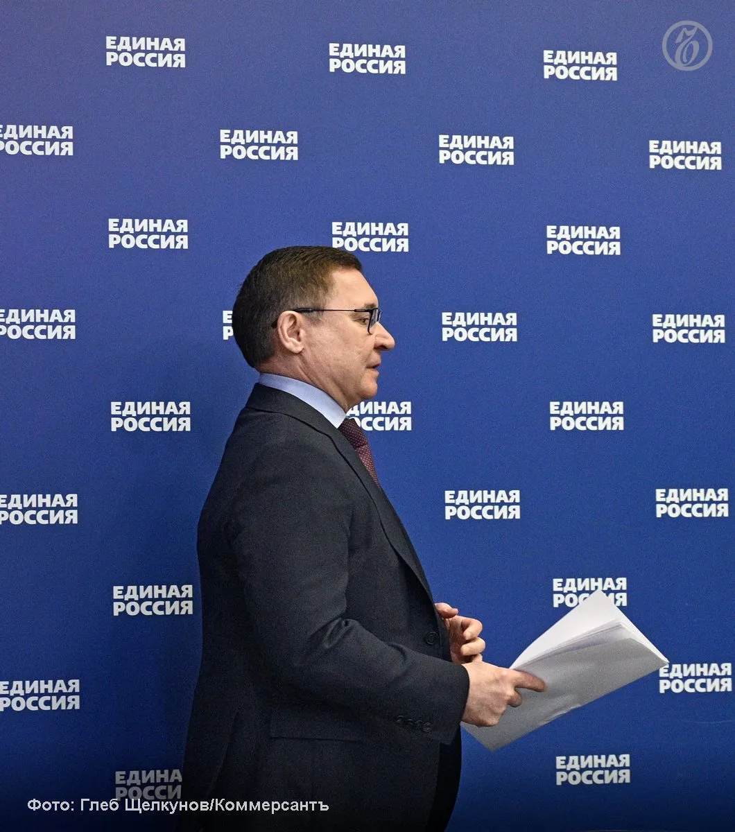 Единая Россия настраивает участников будущих выборов на максимально тесный контакт с избирателями и их чаяниями Об этом секретарь генсовета партии Владимир Якушев рассказал на встрече с журналистами 19 мая От кандидатов требуют умения заряжать граждан на позитив и отвечать на порой жесткую критику Оценивать выдвиженцев будут не только по итогам внутрипартийных праймериз но и с помощью социологии и кандидаты с низкими рейтингами и высокими антирейтингами на выборы не попадут пообещал партиец Подписывайтесь на Ъ в MAX в Telegram