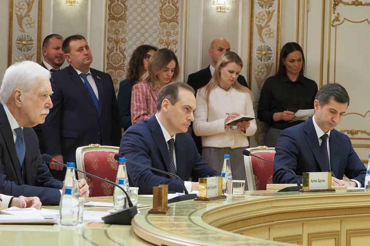 Сегодня мордовская делегация во главе с Артёмом Алексеевичем провела продуктивную встречу с Президентом Республики Беларусь Александром Григорьевичем Лукашенко Гостеприимство с которым нас встретили сразу ощущалось во всем от тёплого слова до конкретных деловых вопросов Беларусь для Мордовии не просто сосед и партнёр это надёжный друг с которым мы строим общие проекты уже много лет Сегодня мы обсудили дальнейшее развитие сотрудничества более 60 наших предприятий работают в тесном контакте с белорусскими компаниями пять мордовских фирм уже открыли дилерские центры на белорусской территории Хочется выразить благодарность нашим братьям за гостеприимство и открытость к диалогу Такой приём действительно вдохновляет на новые смелые проекты и амбициозные планы