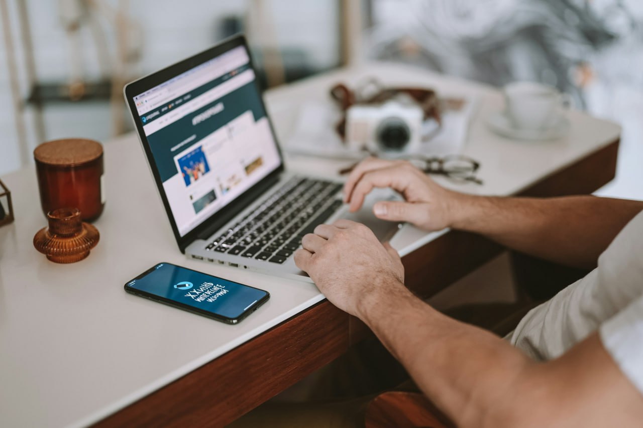 В ЖЖ запретили вести блоги всем желающим Теперь чтобы публиковать посты необходимо соответствовать хотя бы одному из нескольких критериев Например иметь платную подписку Новые тексты смогут размещать также авторизованные через Сбер ID пользователи зарегистрированные в реестр Роскомнадзора блогеры верифицированные авторы и владельцы аккаунтов с высоким значением социального капитала на платформе По словам представителей сообщества LiveJournal нововведения призваны снизить уровень спама и троллинга поощрить вдумчивый контент и поддержать финансово проект Мы хотим чтобы в лентах и обсуждениях было больше осознанных постов и комментариев от людей которые действительно заинтересованы в сообществе заявили они Больше новостей в Daily News