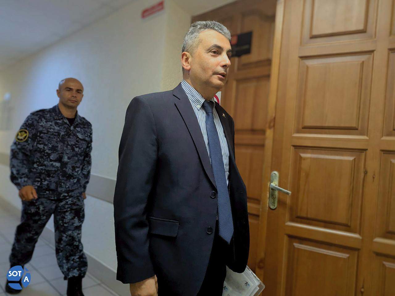 Суд в Пскове смягчил меру пресечения зампреду Яблока Льву Шлосбергу Псковский городской суд заменил Льву Шлосбергу домашний арест на запрет определенных действий сообщили в псковском отделении Яблока Шлосберг четыре месяца был лишен возможности общаться с людьми пользоваться интернетом и мобильной связью отправлять и получать письма отмечают его сопартийцы Судья Дмитрий Жежерун также отказал в закрытии процесса на котором настаивали следователь и прокурор Тайна следствия должна рассматриваться гибче нежели просто констатация факта тайны следствия сказал судья Фото архив SOTAvision