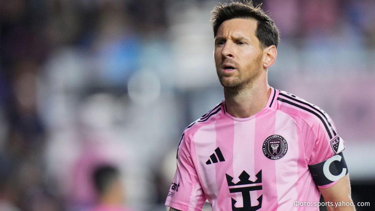 Аргентинский футболист Лионель Месси завоевал 47 й трофей в карьере Он стал победителем Восточной конференции в плей офф Главной футбольной лиги MLS в составе Интер Майами Больше всего титулов Месси завоевал в составе испанской Барселоны где одержал 35 побед в различных турнирах Вместе с аргентинской сборной футболист шесть раз поднимался на пьедестал включая победу на чемпионате мира 2022 года За французский Пари Сен Жермен и американский Интер Майами Месси выиграл по три трофея с каждым клубом В текущем сезоне его команда вышла в финал плей офф после победы над Нью Йорк Сити со счетом 5 1 Месси сохраняет статус рекордсмена по количеству выигранных титулов среди футболистов Решающий матч за чемпионский титул MLS между Интер Майами и Ванкувером состоится 6 декабря на домашнем стадионе американской команды РЕН ТВ в Telegram в MAX