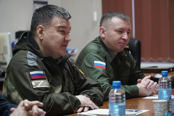 В качестве главного кандидата на должность мэра Чебоксар называют сотрудника управления внутренней политики Владимира Кириллова. За него активно «топит» руководитель администрации главы Чувашии Вячеслав Борисов — эта парочка напоминает Дон Кихота и Санчо Пансу чувашской политики. Самому Доброхотову по итогам выборов могут предложить должность председателя собрания депутатов Чебоксар.