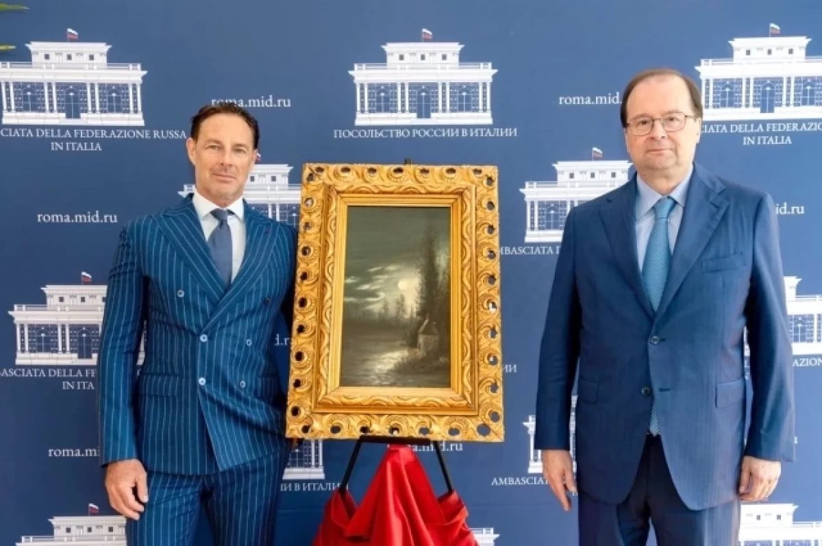 Итальянский коллекционер Паоло Польвани вернул РФ утраченную картину Лунная ночь в Крыму Льва Лагорио Коллекционер передал полотно российскому посольству в Риме картину написал в своем Telegram канале чрезвычайный и полномочный посол РФ в Италии Картина входила в художественную коллекцию Гатчинского дворца музея однако неизвестно каким образом произведение искусства оказалось в Италии Польвани рассказал что после того как была подтверждена подлинность работы русского художника он и его жена решили передать ее обратно в музей Фото соцсети Подписывайся на АиФ Все каналы АиФ MAX aifonline
