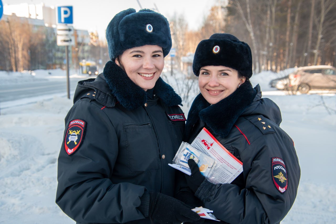 ‍ В Ноябрьске автоинспекторы поздравили водителей транспортных средств с Днём защитника Отечества.  20 февраля сотрудники Госавтоинспекции совместно с представителями общественной палаты ЯНАО, общественным советом при ОМВД России по г. Ноябрьску и общественниками провели акцию, приуроченную ко Дню защитника Отечества.  Помимо поздравлений с наступающим праздником также были организованы тематические беседы, на которых сотрудники Госавтоинспекции рассказали о важности безопасности на дороге, особенно в условиях зимнего периода. Обсуждались вопросы, касающиеся профилактики ДТП, а также важности использования ремней безопасности и детских удерживающих устройств. В конце каждому автолюбителю был вручен памятный подарок.     #мвдроссии #полиция #гибддянао #гибдд #янао #ноябрьск