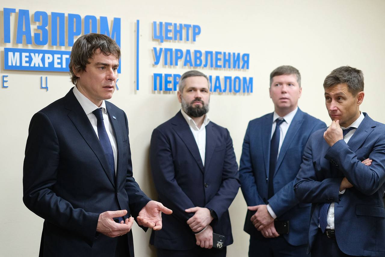 В Великом Новгороде открыт Центр управления персоналом Газпром межрегионгаз ЕЦРК для цифровизации кадровых сервисов Он стал пилотным проектом компании для предоставления работникам дочерних обществ Газпром межрегионгаз современных сервисов в электронном формате Функционал центра включает полный цикл кадрового сопровождения от подбора и цифрового приёма на работу до оперативного предоставления справок через сервис личного кабинета сотрудника Переход на цифровые сервисы должен повысить скорость кадрового взаимодействия обеспечить доступ к современному личному кабинету и увеличить уровень защиты информации Заместитель генерального директора по управлению персоналом и общим вопросам ООО Газпром межрегионгаз Сергей Табачук отметил что проект будет расширяться на другие структуры группы Это важный шаг к принципиально новой удобной и безопасной среде как для работодателя так и для каждого сотрудника Например личный кабинет становится по сути персональным кадровым ассистентом пояснил менеджер