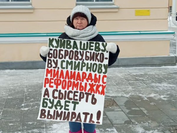 На Урале просят пересмотреть приказ арестованного министра по мусорному полигону  Жители Сысертского района снова проводят пикеты против мусорного полигона. В этот раз активисты призывают пересмотреть приказ о строительстве объекта, подписанный на тот момент министром ЖКХ Свердловской области Николаем Смирновым. Вскоре после подписания он ушел в отставку, а потом и вовсе был арестован по делу о коррупции.  "Обращаемся к руководству Свердловской области. Бывший министр ЖКХ Смирнов подписал приказ о размещении мусора на участках сельхозназначения под деревней Андреевка. Сейчас Смирнов под арестом за взятки. Требуем пересмотреть приказ, исключить данный участок из списков под мусорный полигон и отменить приказ", — сказала жительница села Никольское.  Связана ли история мусорного полигона с уголовным делом в отношении Николая Смирнова, пока неизвестно. Но замы Смирнова уже погорели на "активном лоббизме" интересов энергокомпаний.