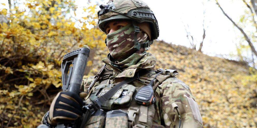 Финалисты кадрового конкурса «Запорожские герои» готовятся к собеседованию – финальному испытанию, по итогам которого будут определены победители. Будут учтены послужной список, результаты тестирования и итоги собеседования с экспертами. На этапе собеседования сегодня 80 участников. Несколько конкурсантов принимали участие в собеседовании по видеосвязи, находясь на передовых позициях. Уверен, что защищаемые на передовой ценности станут основой для возрождения Запорожской области, а их защитники составят костяк нового поколения управленцев. Наставниками победителей конкурса станут руководители ведомств Запорожской области, территориальных и федеральных органов исполнительной власти, органов местного самоуправления. Совет наставников предложит кадровые решения для каждого, даже если участник отбора не станет победителем.