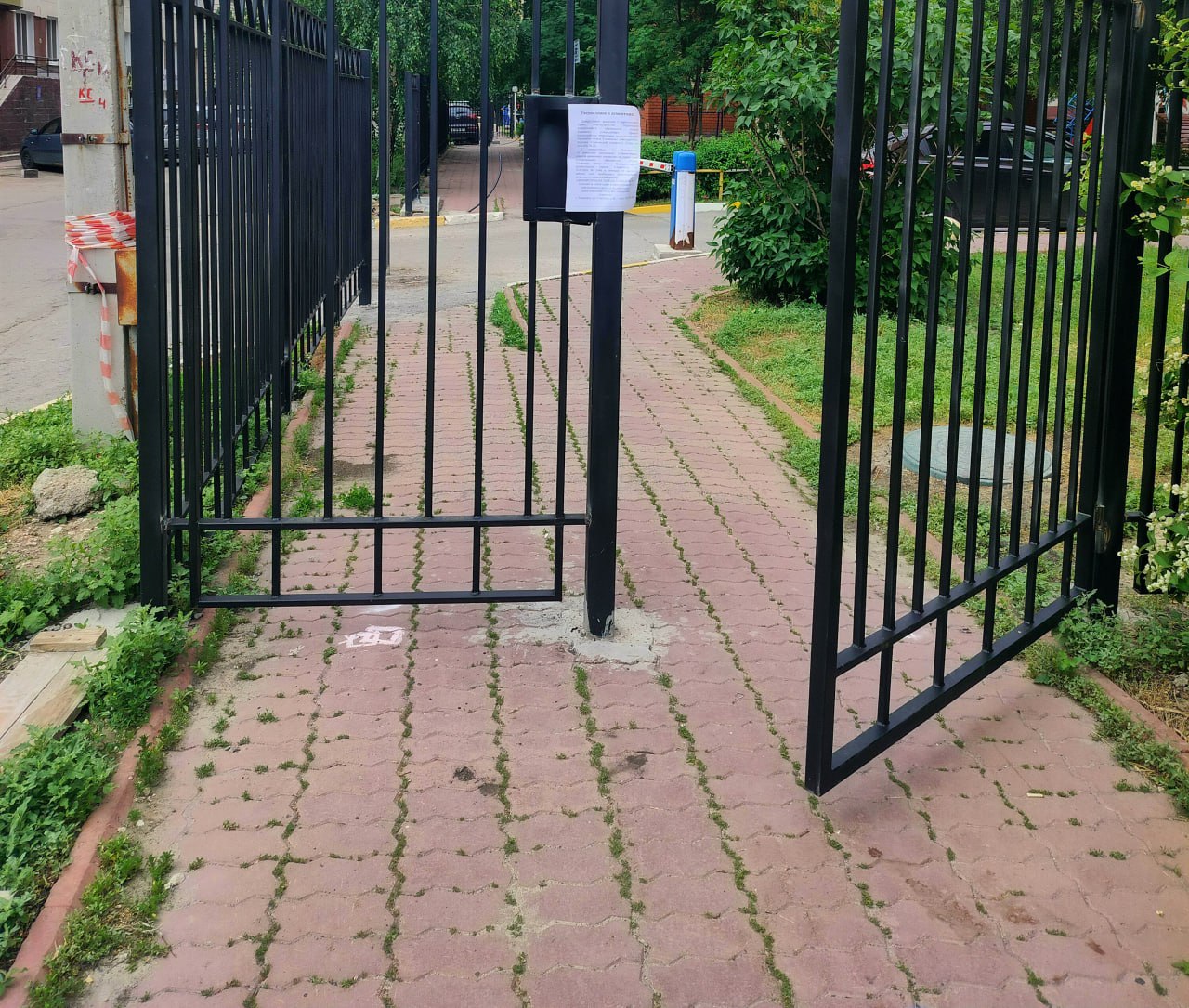 Металлическое ограждение едва не убило 4-летнего ребенка на 1-м переулке Тружеников. Сообщается, что пострадавшего увезли в больницу с сотрясением мозга и сломанным носом. Правоохранительные органы проводят проверку, причиной случившегося могла стать непогода.