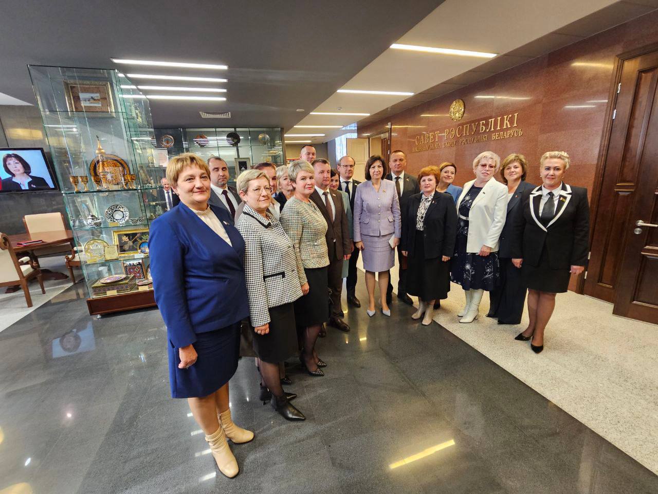 Член Совета Республики Национального Собрания Республики Беларусь председатель Минского областного Совета депутатов Наталья Якубицкая приняла участие в заседании четвертой сессии Совета Республики Национального Собрания восьмого созыва В ходе заседания рассмотрены вопросы внесения изменений в законодательство в области предоставления займов уголовной и административной ответственности деятельности органов по чрезвычайным ситуациям и другие Также в мероприятии приняли участие председатели районных Советов депутатов По завершению обсуждения председатель Национального Собрания Республики Беларусь Наталья Кочанова пообщалась с представителями Минщины