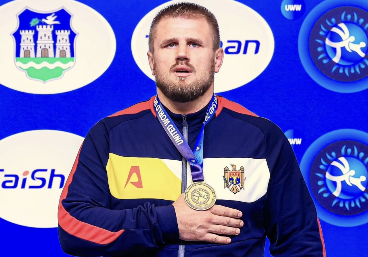 Александр Романов стал чемпионом мира по грэпплингу На соревнованиях в Сербии молдавский спортсмен одержал четыре победы в весовой категории до 130 кг над спортсменами из Азербайджана Греции Украины и России Бронзовую медаль в категории до 100 кг завоевал Эльдар Рафигаев Подпишись на Moldova Liberă