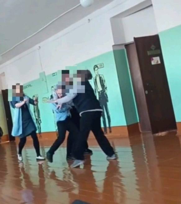 В Черемхово полицейские разбираются в обстоятельствах инцидента в школе В ходе мониторинга сети Интернет сотрудники полиции выявили информацию о конфликте ученика с женщиной Полицейскими установлено что инцидент произошел 4 февраля По предварительным данным учащийся намеревался покинуть школу без разрешения педагогов Сотрудница младшего обслуживающего персонала попыталась его остановить однако подросток повел себя агрессивно и начал нецензурно выражаться в ее адрес обе стороны применили силу Сообщение о случившемся зарегистрировано в Межмуниципальном отделе МВД России Черемховский Инспекторами по делам несовершеннолетних проводится всестороннее разбирательство