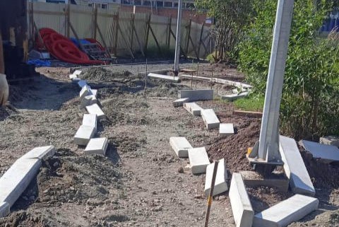 В Братске по нацпроекту «Инфраструктура для жизни» благоустраивают шесть общественных пространств    По федеральному проекту «Формирование комфортной городской среды», входящему в нацпроект, благоустраивают пять дворов и одну общественную территорию. С ходом работ ознакомился заместитель министра жилищной политики и энергетики Иркутской области Дмитрий Касьяненко во время рабочего визита.    Территория расположена в жилом районе Энергетик от здания школы № 41 на улице Юбилейной вдоль АТС-33 до торгового центра «ИНВА» на улице Гиндина.  «Общественная территория победила во Всероссийском голосовании за выбор объектов благоустройства 2024 году, за неё проголосовали более 4,2 тысячи братчан. Работы идут в соответствии с графиком, техническая готовность – 38%. Выполнен демонтаж старых покрытий и малых архитектурных форм, ведутся ремонт и замена водоотводных лотков, работы по обустройству тротуаров с площадками для отдыха. На территории обустроят современную детскую игровую площадку, площадку для тихого отдыха. Разместят урны, скамейки с навесом, велопарковки. Проведут санитарную обрезку деревьев и озеленение. Для маломобильных групп населения появится пандус», – рассказал Дмитрий Касьяненко.  Завершить работы планируют к сентябрю 2025 года.    В этом году в городе благоустраиваются также дворы в жилом районе Центральный возле домов №№ 33, 33А, 35 на улице Кирова, дома № 25 на улице Депутатской и в жилом районе Гидростроитель возле дома № 15 на улице Пушкина.  На реализацию всех шести проектов благоустройства 2025 года направлено 75,3 млн рублей, в том числе 71 млн рублей – средства федерального бюджета, 3,7 млн рублей – средства областного бюджета.    Город Братск с 2017 года участвует в мероприятиях проекта «Формирование комфортной городской среды» За этот период в городе реализовано 236 проектов благоустройства, из которых 19 общественных территорий и 217 дворов.