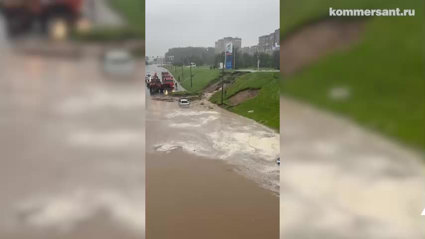 Оползень в Череповце: сильный ливень блокирует движение