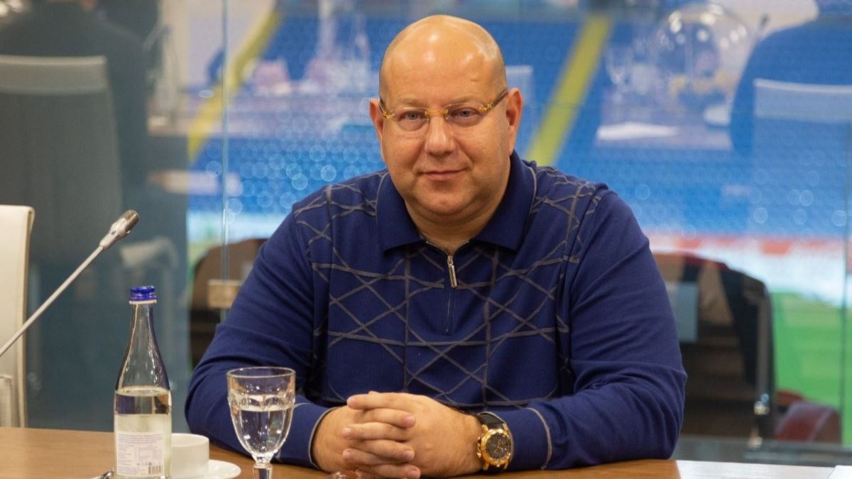 Арташес Арутюнянц заявил, что остаётся президентом футбольного клуба «Ростов» Арташес Арутюнянц в своём официальном обращении в очередной раз опроверг слухи о предстоящей кардинальной смене руководства ФК «Ростов». «В последнее время вокруг нашего клуба распространяется много недостоверной информации. Как уже неоднократно заявлял ранее: мы продолжаем работать, с правительством находимся в партнёрстве», — приводит слова Арутюнянца пресс-служба ФК «Ростов». Накануне стало известно, что тренерский штаб футбольного клуба «Ростов» во главе с Джонатоном Альбой, который руководил командой в конце минувшего сезона, продолжит свою работу. Но изменения в руководстве клуба всё же произошли: место гендиректора занял Игорь Гончаров бывший гендиректор ФК «Чайка» , сменив на этой должности Вадима Рыбакова. По словам Арутюнянца, кардинальных изменений в основном составе «Ростова» не планируется. Подписаться на "Новости Ростова" Прислать новость