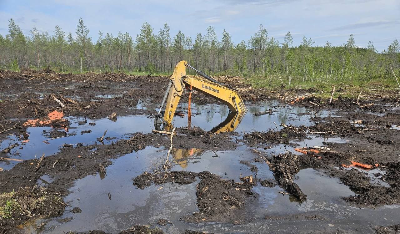 В Прикамье на стройке газопровода экскаватор ушел под воду На строительстве газопровода в направлении Чердыни в Пермском крае произошло чрезвычайное происшествие. Экскаватор оказался в воде и грязи, на поверхности — только стрела. На это обратил внимание общественник Степан Тимофеев и опубликовал кадр в своем телеграм-канале. Информации о том, пострадал ли механизатор, пока нет. Источник ЧП Пермь Прислать новость