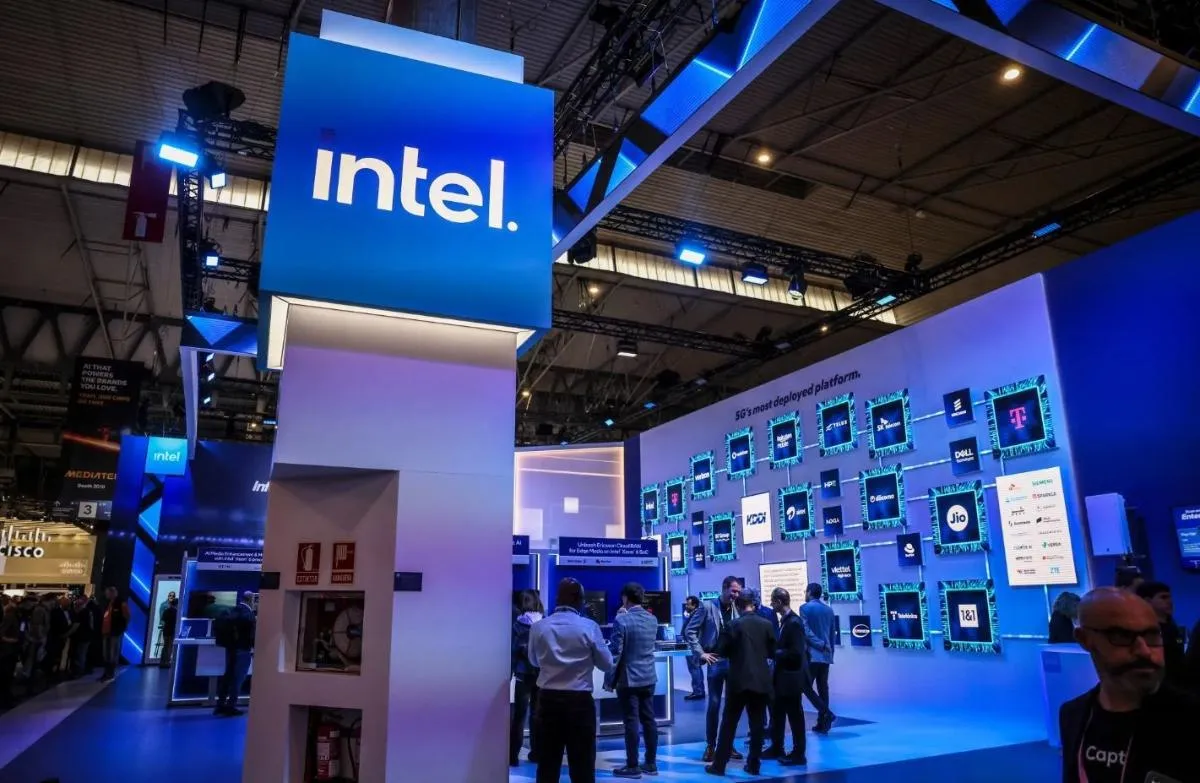 Акции Intel подскочили на 28 и обновили исторический максимум 2000 года Выручка производителя выросла на 7 до 13 6 млрд а прогноз на следующий квартал 13 8 14 8 млрд оказался выше ожиданий рынка Основной рост обеспечил сегмент дата центров доходы которого подскочили на 22 Рынок позитивно отреагировал на господдержку по программе CHIPS Act правительство США вложило в Intel 8 9 млрд в обмен на 10 акций Еще одним фактором роста стало партнерство со структурами Илона Маска SpaceX xAI и Tesla по проекту Terafab строительство крупнейшей в мире фабрики чипов для электрокаров и роботов  Подробнее