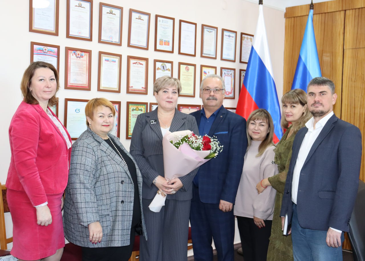 Совместно с коллегами поздравили Татьяну Гончарову специалиста отдела по делам территорий Администрации с её юбилеем В этот праздничный день выразили признательность за её усердную работу профессионализм ответственный подход и преданность своему делу Вручая поздравительный адрес и цветы пожелал Татьяне Васильевне крепкого здоровья бодрости духа и достижения всех поставленных целей