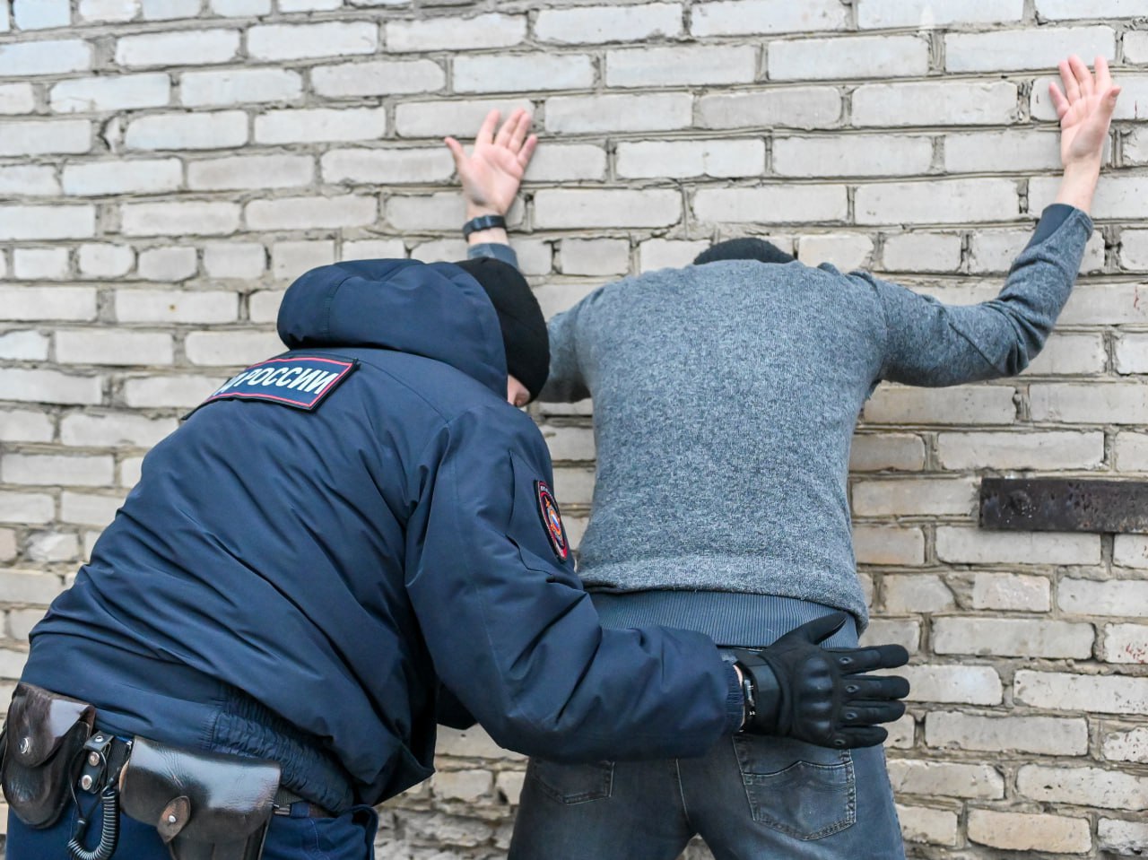 В Сергиевом Посаде прошла операция, в ходе которой полицейские задержали 31-летнего мужчину, подозреваемого в продаже наркотиков Сотрудники Главного управления по контролю за оборотом наркотиков МВД России и местные правоохранители провели обыск в его квартире на улице Уездной. Полицейские изъяли 155 кустов конопли, весы для точного измерения и коробки с наркотиком Эксперты подтвердили, что часть изъятого — это марихуана, общей массой около 3 килограммов. Остальное исследуют в процессе уголовного разбирательства. Задержанному грозит несколько лет за решёткой, а полиция продолжает расследование, чтобы выяснить, как далеко простиралась сеть его торговли.