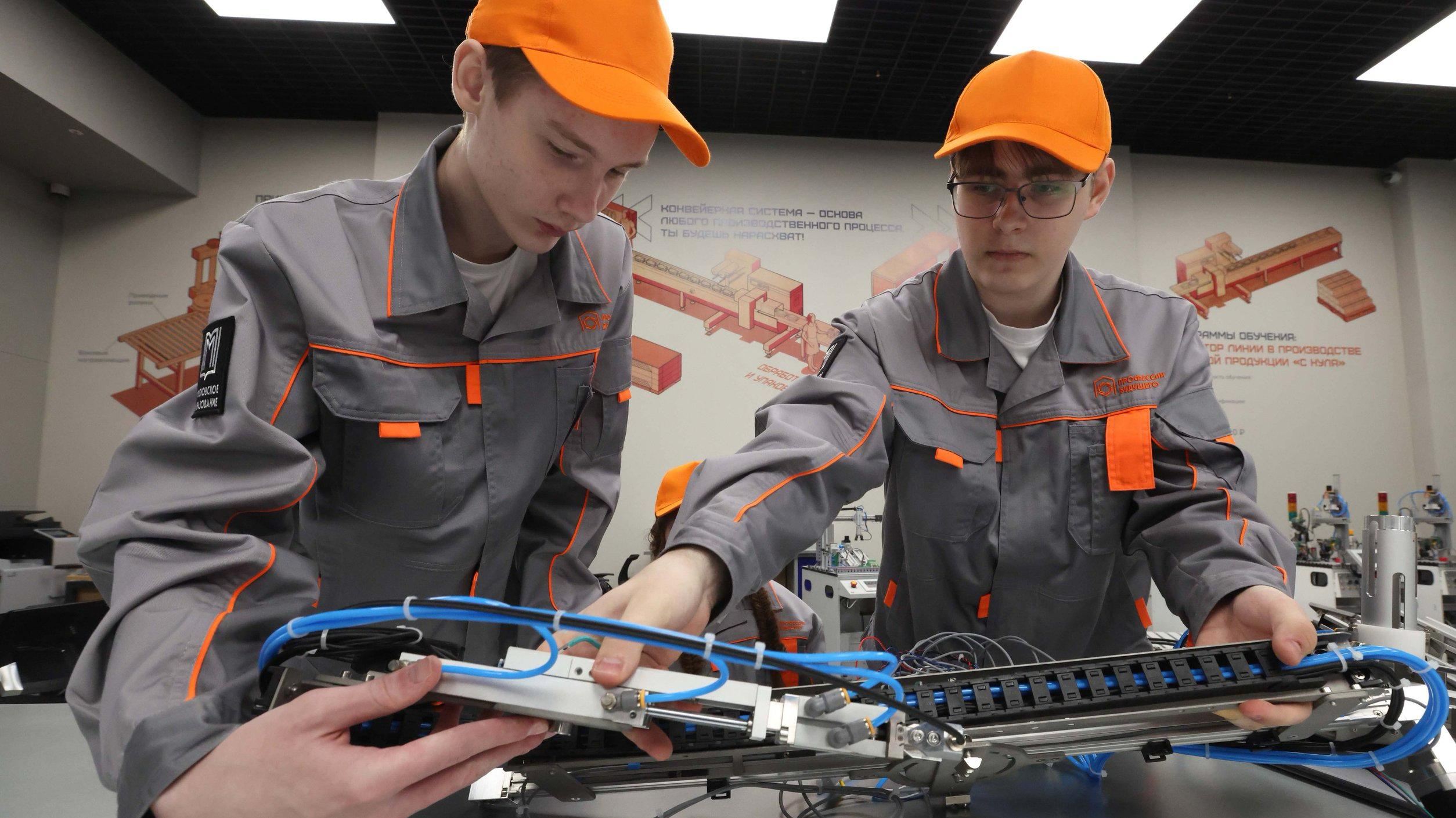 Выпускники 9 х классов не сдавшие государственную итоговую аттестацию смогут бесплатно получить рабочую профессию из перечня который определят региональные власти Закон вступил в силу с 1 января Его авторами стали депутаты ГД По словам Председателя Государственной Думы Вячеслава Володина закон был подготовлен и принят в интересах детей Решение будет способствовать вовлечению в процесс обучения ребят которые по ряду причин не получили аттестат об основном общем образовании Они будут заняты делом а не находиться в ожидании следующей попытки получить аттестат сказал Вячеслав Володин Также по его словам нововведение позволит региону восполнить недостаток рабочих кадров с учётом имеющихся у него потребностей от этого зависит развитие экономики Ранее 26 декабря также заработали нормы которые упрощают получение рабочей специальности для участников спецоперации Бойцы после возвращения с фронта смогут бесплатно получить второе среднее профобразование Необходимо сделать всё от нас зависящее чтобы ребята возвращаясь с СВО могли себя реализовать в мирной жизни говорил Вячеслав Володин Подписывайтесь на Дума ТВ в MAX