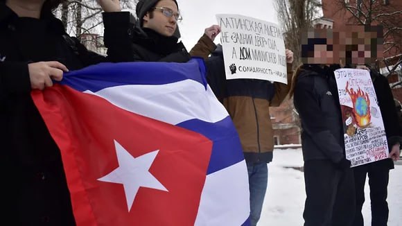 Марксиста в Воронеже оштрафовали за пикет в поддержку Венесуэлы Суд признал виновным члена Организации воронежских марксистов Артема Есикова в участии в несогласованном публичном мероприятии и назначил ему штраф в 10 тыс руб Поводом послужил пикет активиста 5 января посвященный поддержке властей Венесуэлы после захвата США президента страны Николаса Мадуро следует из решения суда Акция называлась Руки прочь от Венесуэлы а сам господин Есиков держал в руках плакат на котором было написано Это не военная операция против тебя это война Активист рассказал Ъ Черноземье что не согласен с решением суда и будет обжаловать его в апелляционной инстанции Протокол на меня был составлен не пойми как без доказательств Не было доказано что на фотографии именно я не было процесса обличения Все построено на одной фотографии и выводе что я подписчик Telegram канала ОВМ следовательно виновен Фото из Telegram канала Организации воронежских марксистов   Подписывайтесь на Ъ Черноземье Оставляйте бусты