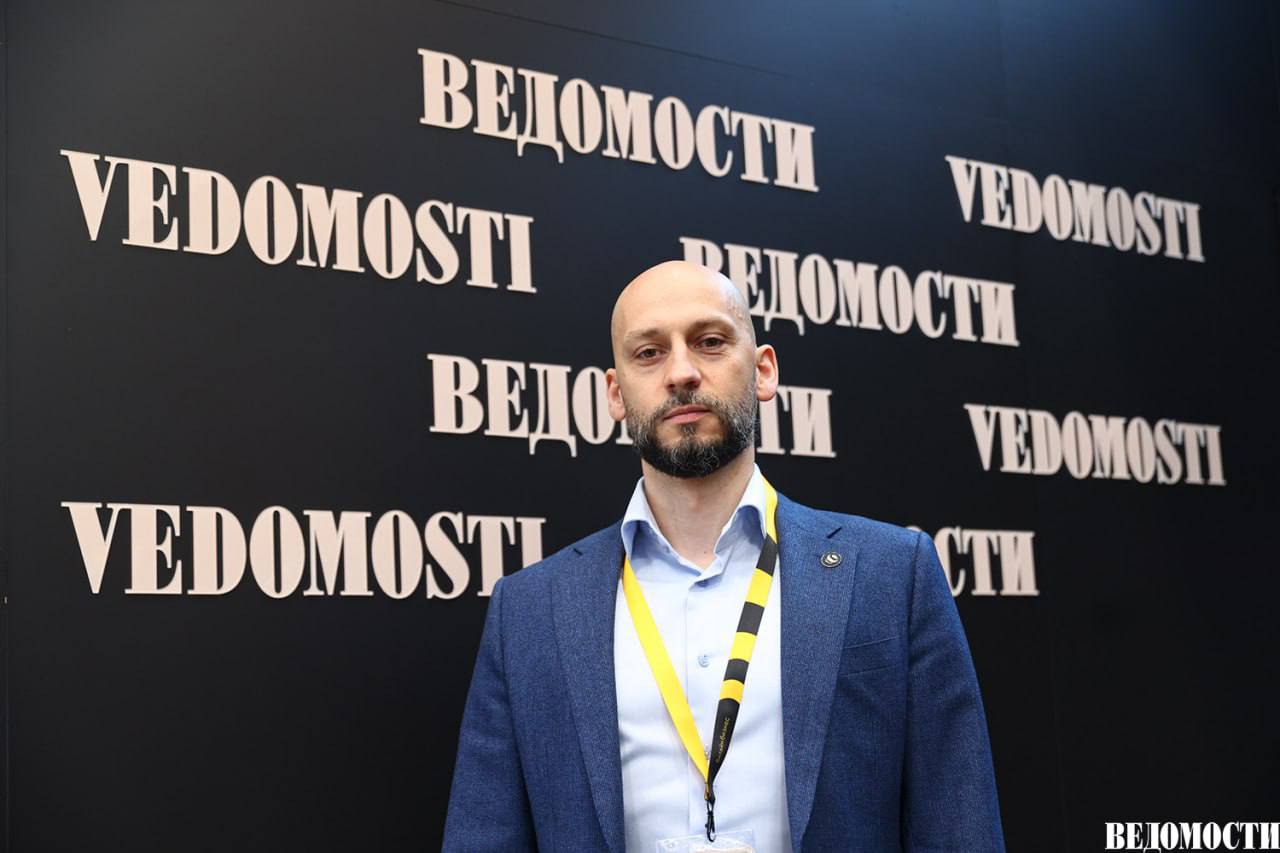 Сергей Анохин: «Просто “играть” с ИИ бесконечно не получится» Сегодня ИИ – модная технология: компании в самых разных отраслях экономики пытаются интегрировать его в свои бизнес-процессы, но не всегда достигают реального успеха. Гендиректор «Билайна» Сергей Анохин в интервью «Ведомости. Технологии» поделился своей оценкой перспектив внедрения ИИ в бизнес, а также рассказал, для чего его использует сам оператор и почему важно думать не только про финансовые показатели, но и про смысл того, что ты делаешь. О перспективах развития телекоммуникаций читайте в материале «Ведомости. Инновации и технологии».