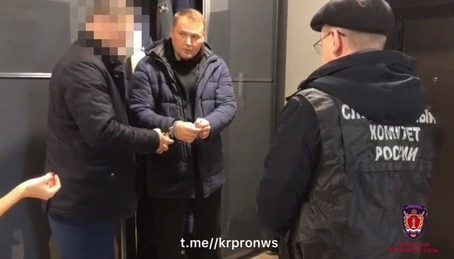 Директора АО «ДРСУ №10» подозревают в мошенничестве при ремонте моста в селе Жерлык. По данным NGS24, речь идет об Антоне Фрейлине.  По версии следствия, в 2017 году Фрейлин, будучи главой подрядной организации ООО «ДСК Юг», заключил четыре контракта на ремонтные работы.   Мужчина получил 360 тысяч рублей, однако работы фактически не выполнил:    #красноярск