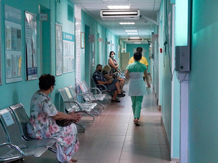 Жители Волгоградской области могут пройти диспансеризацию в праздники В Волгоградской области за год профилактические медицинские осмотры и диспансеризацию прошли больше 1 8 миллиона жителей в том числе 397 тысяч детей Как рассказали Волжский ру в комитете здравоохранения это на 169 тысяч человек больше чем в прошлом году Самым частым фактором риска способствующим развитию хронических неинфекционных болезней эндокринологических и сердечно сосудистых по прежнему остается связка несбалансированное питание избыточный вес высокий уровень холестерина Кроме этого в 2025 году репродуктивное здоровье проверили свыше 152 тысяч женщин и более 144 тысяч мужчин Почти 83 тысячи пациентов направили на второй этап обследований а 24 тысячи направили на лечение после уточнения диагнозов Подробнее на Волжский ру   www volzsky ru index php wx 16 wx2 82455 ВолжскийРу волжский vlz