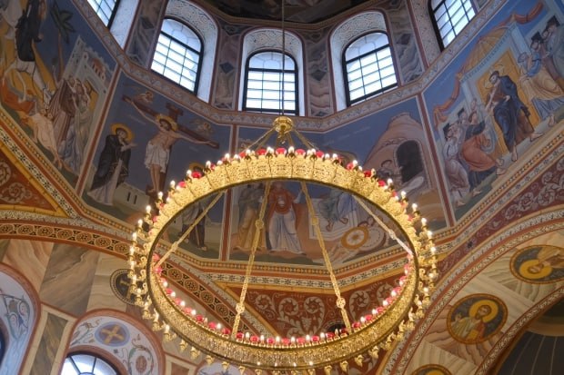 В воскресенье православные вспоминают великомученицу Параскеву По преданию уже в юном возрасте Параскева решила посвятить себя служению Господу и вела аскетическую жизнь Святая приняла мученическую смерть от рук язычников 9 ноября на Руси было принято давать обеты Если их выполнить тогда святая Параскева дарует здоровье всей семье Но если нарушить клятву в дом непременно придет беда Поэтому стоило давать такие обеты которые человеку было под силу исполнить В этот день предки питались скромно Было не принято на Параскеву есть мясо и сласти под запретом оказывались и алкогольные напитки Вместо чревоугодия нужно было предаться молитвам На Параскеву нельзя было давать деньги в долг иначе их не вернут В этот же день не одобряли любые риски они могли обернуться проблемами со здоровьем Нельзя было браниться вынашивать злые умыслы ссориться и обижаться