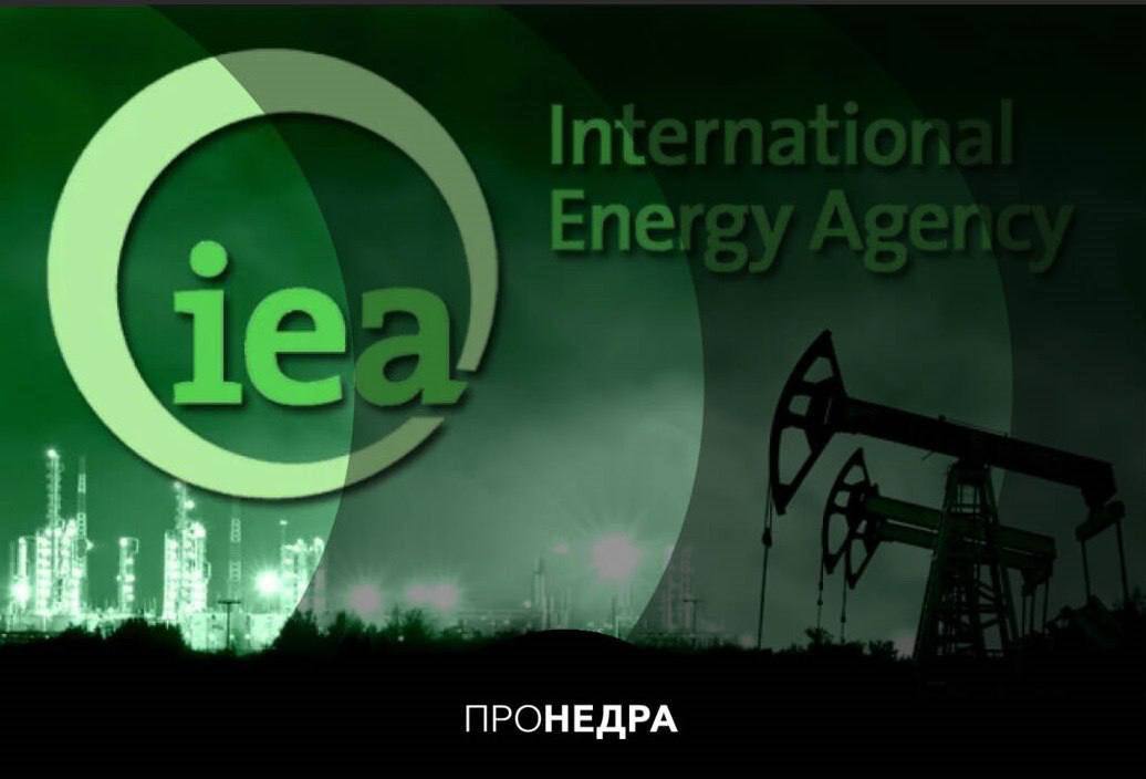 США пригрозили выходом из МЭА из за климатической повестки Соединенные Штаты пригрозили выйти из Международного энергетического агентства если организация не вернется к нейтральному прогнозированию спроса на энергию и не прекратит активно продвигать зеленую энергетику Об этом заявил министр энергетики США Крис Райт накануне министерской встречи МЭА Райт отметил что МЭА создано для сбора данных работы с критическими минералами и решения крупных энергетических проблем Если агентство продолжит манипулировать информацией для продвижения климатической повестки США выйдут из организации Прошлым летом комитет Палаты представителей одобрил законопроект о прекращении финансирования МЭА со стороны США а ОПЕК обвиняли МАЭ в манипулировании данными для составления прогнозов о спросе на ископаемое топливо Пронедра Подписывайся