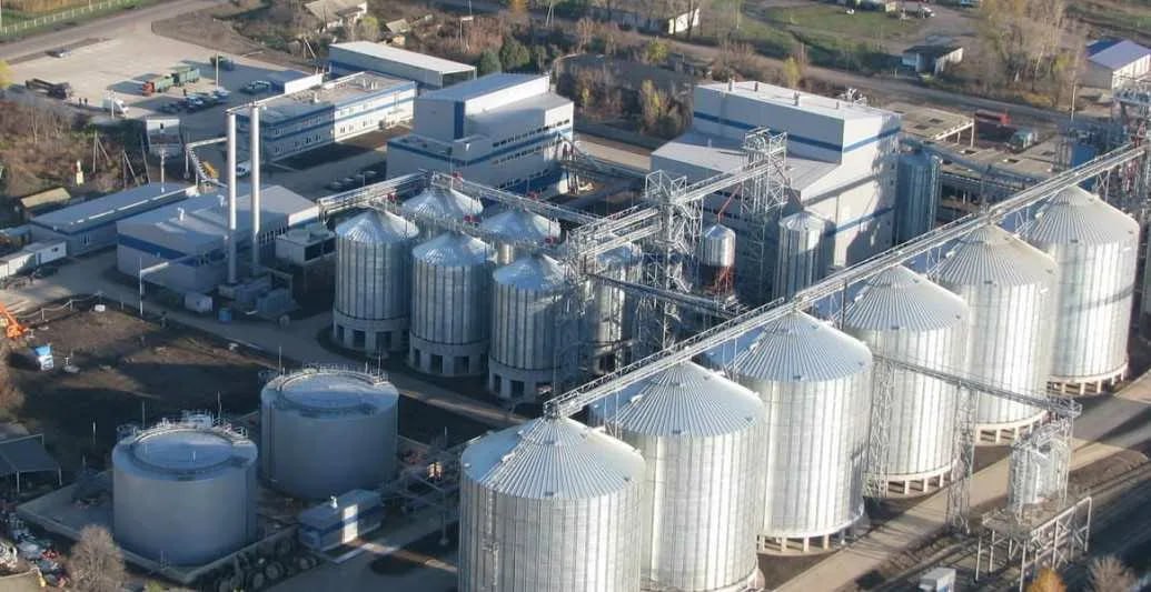 В Ростовской области запустили маслоэкстракционный завод за 4 4 млрд Компания Агропрайм ввела в эксплуатацию новый маслоэкстракционный завод Троицкий в Неклиновском районе На предприятии предусмотрен полный цикл производства приемка промежуточное хранение переработка всех видов масличных культур до 1 тыс т в сутки Мощность завода составляет около 330 тыс тонн семян в год На предприятии созданы 250 новых рабочих мест